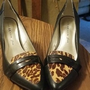 Anne Klein 7.5 Blk patent w leopard heels